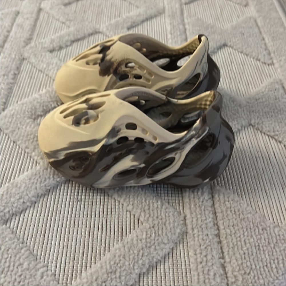 SOLD ~~~~~~~Yeezy Foam Runners Moon Gray purchased from Stockx size 6c